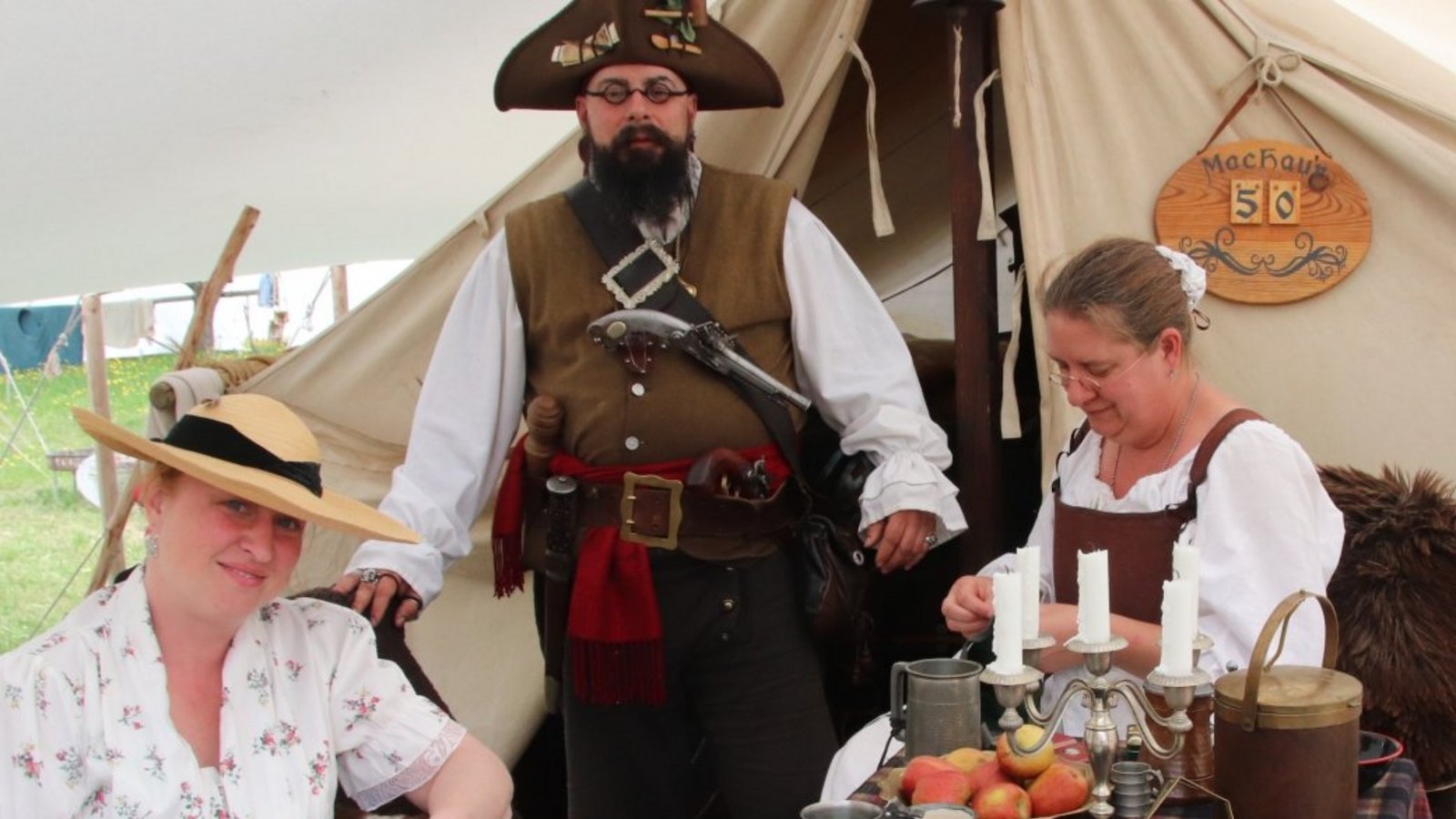 Gut bewacht bei der Handarbeit.