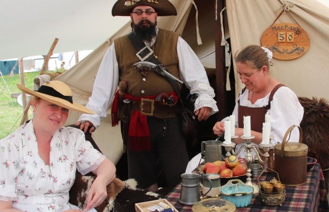 Gut bewacht bei der Handarbeit.