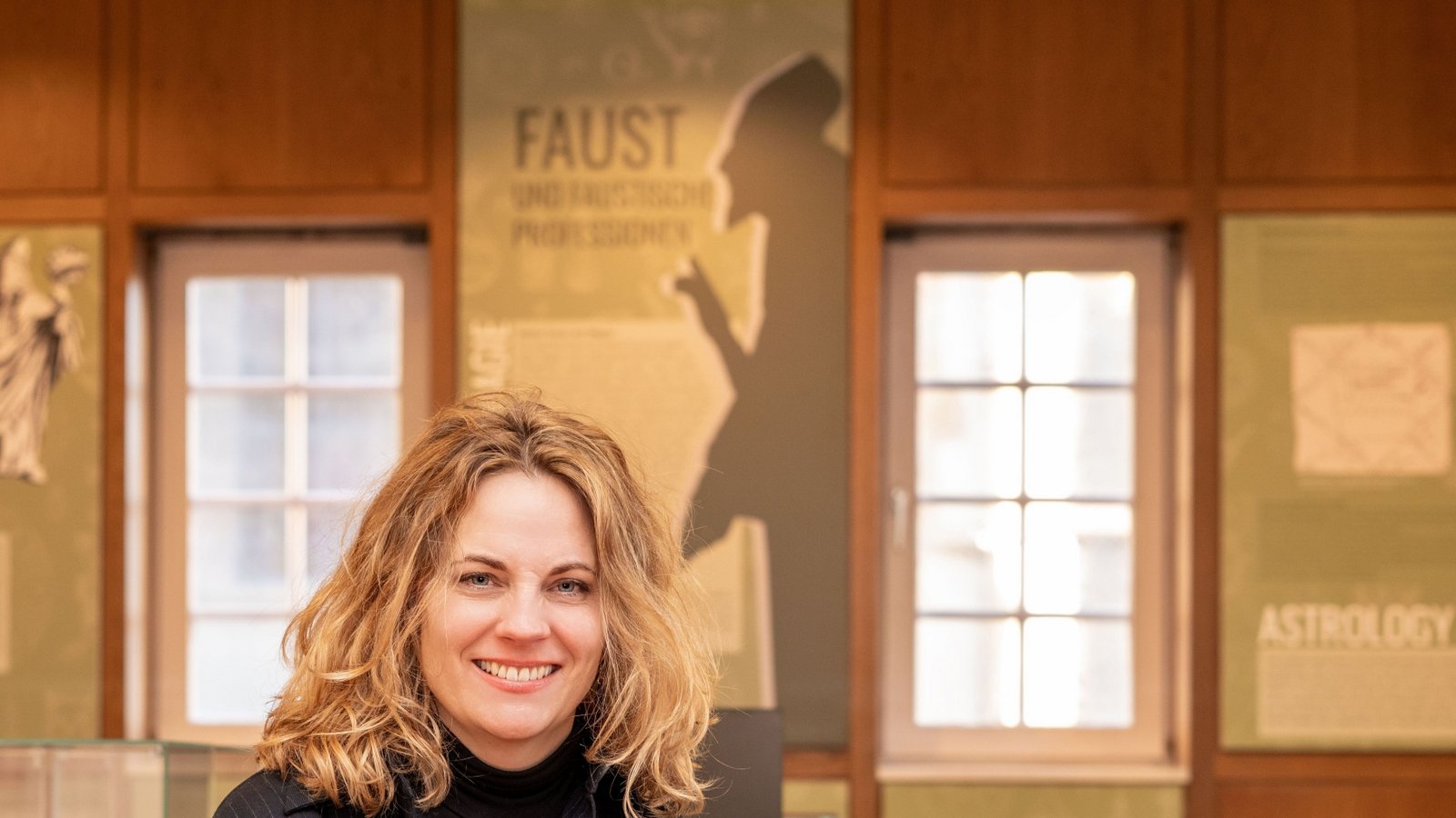 Stolz auf das gerade umgestaltete und grundlegend modernisierte Faust-Museum: Die Leiterin Denise Roth im ersten Ausstellungsraum im Erdgeschoss des Museums, in dem die Besucher ihre Entdeckungsreise auf den Spuren Fausts in Knittlingen beginnen.