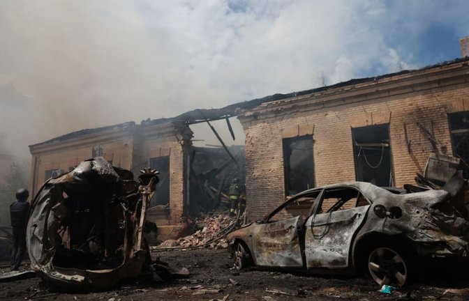 Rettungskräfte löschten einen Brand in einem Gebäude, das bei einem russischen Angriff zerstört wurde.<span class='image-autor'>Evgeniy Maloletka/AP/dpa</span>