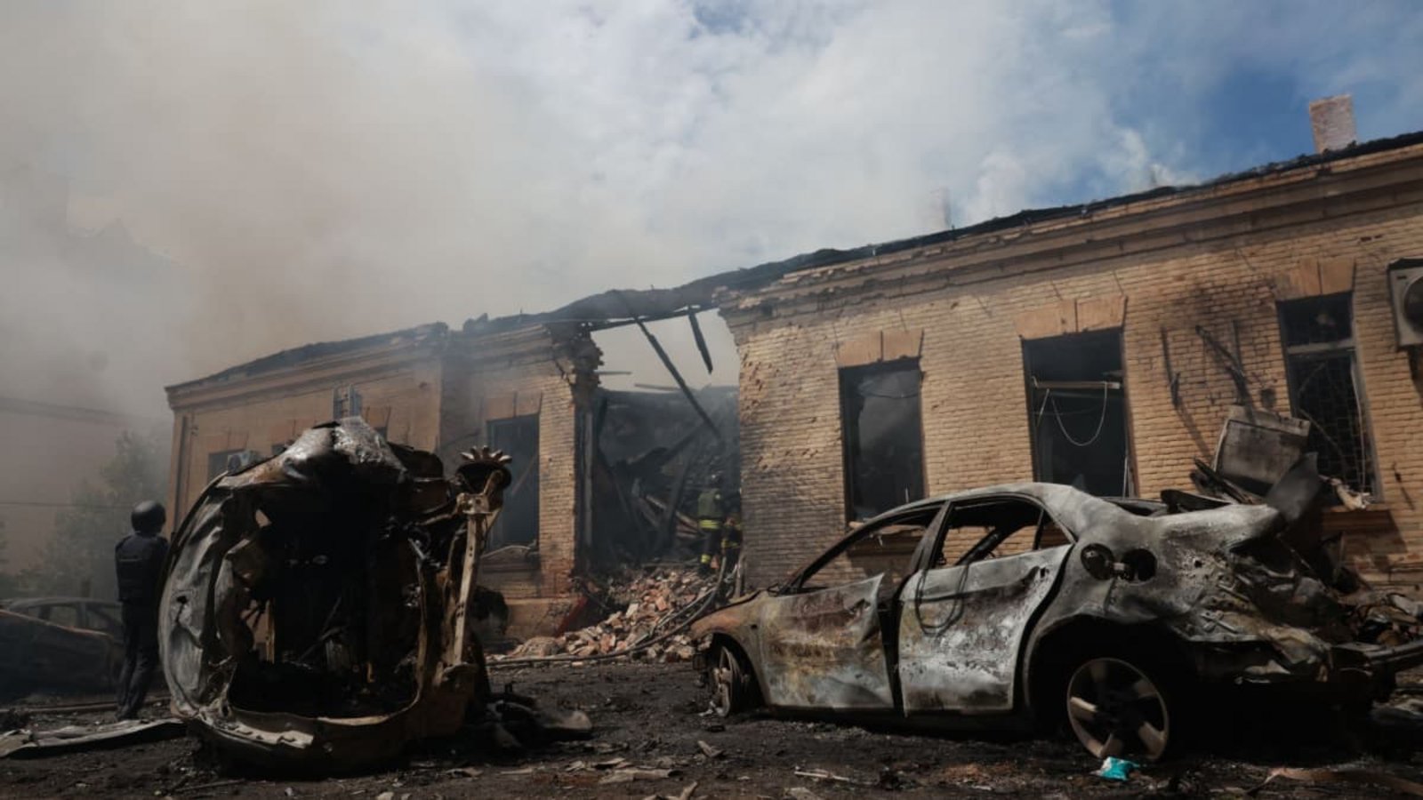 Rettungskräfte löschten einen Brand in einem Gebäude, das bei einem russischen Angriff zerstört wurde.Evgeniy Maloletka/AP/dpa Rettungskräfte löschten einen Brand in einem Gebäude, das bei einem russischen Angriff zerstört wurde.Evgeniy Maloletka/AP/dpa