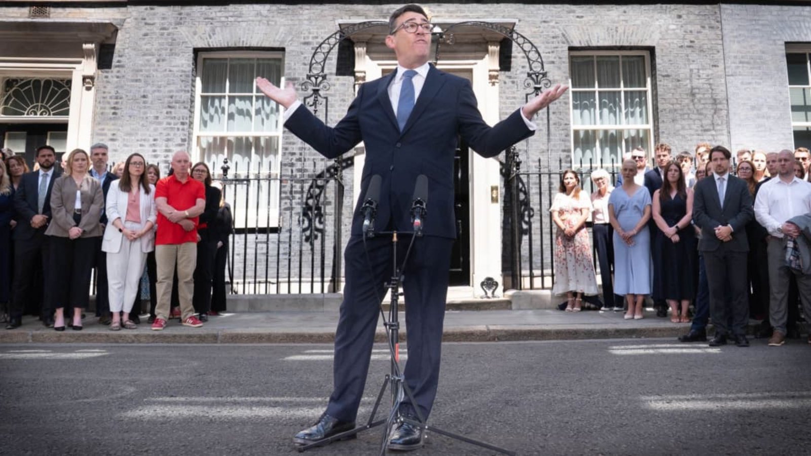 Amtsantritt ohne Rednerpult: Andy Burnham will einen neuen Ton anschlagen – und gibt sich als Mann des Volkes.Stefan Rousseau/PA Wire/dpa Amtsantritt ohne Rednerpult: Andy Burnham will einen neuen Ton anschlagen – und gibt sich als Mann des Volkes.Stefan Rousseau/PA Wire/dpa
