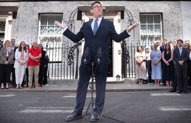 Amtsantritt ohne Rednerpult: Andy Burnham will einen neuen Ton anschlagen – und gibt sich als Mann des Volkes.<span class='image-autor'>Stefan Rousseau/PA Wire/dpa</span>