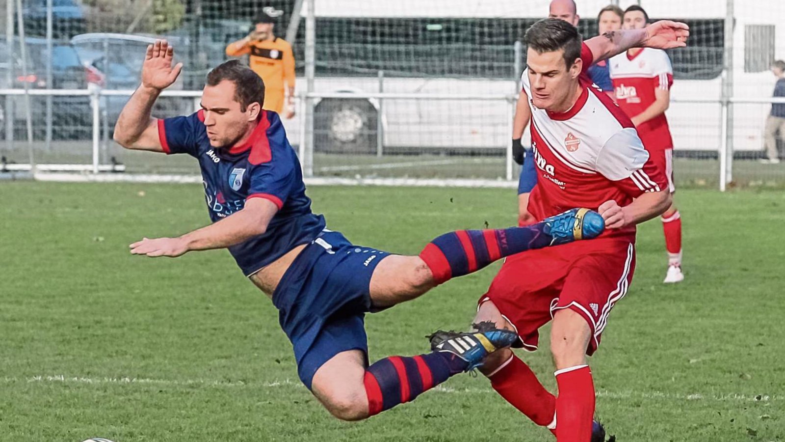 Steffen Magdalinski (links, SGM Roßwag/Mühlhausen) und Daniel Nissan (SGM Hohenhaslach/Freudental) verkörpern mittlerweile vier Fußballvereine – und gute Zusammenarbeit. Foto: Simecek