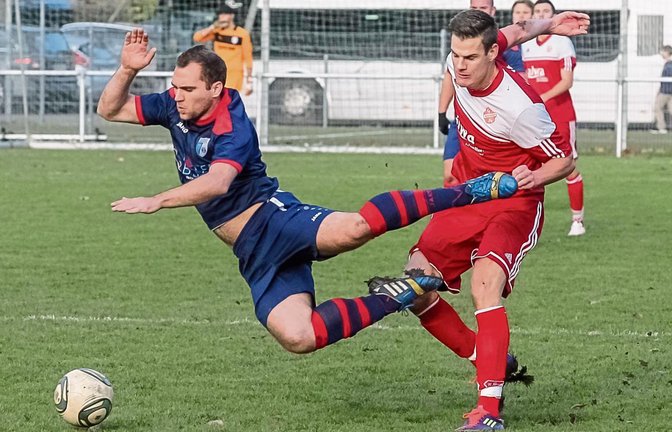 Steffen Magdalinski (links, SGM Roßwag/Mühlhausen) und Daniel Nissan (SGM Hohenhaslach/Freudental) verkörpern mittlerweile vier Fußballvereine – und gute Zusammenarbeit. Foto: Simecek
