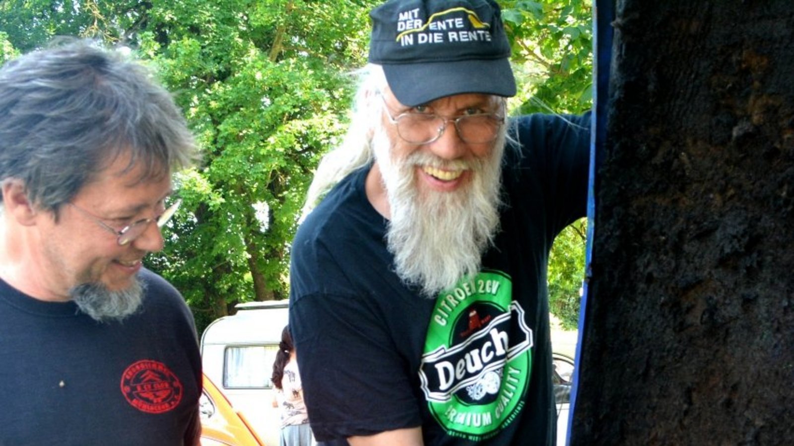 Daniel Galbavy (li.) und Hans-Jürgen Godt, der seinem Auto weitere Sicherungen verpasst hat.