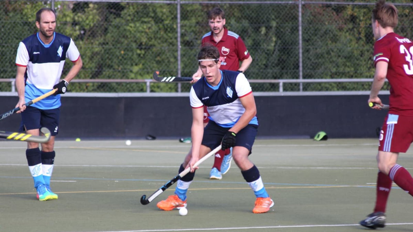 Luis Nonnenmann (am Ball) und die SV Böblingen gehen mit einer Niederlage und einem Sieg aus dem Doppelspieltag.Samuel Ulrich Luis Nonnenmann (am Ball) und die SV Böblingen gehen mit einer Niederlage und einem Sieg aus dem Doppelspieltag.Samuel Ulrich