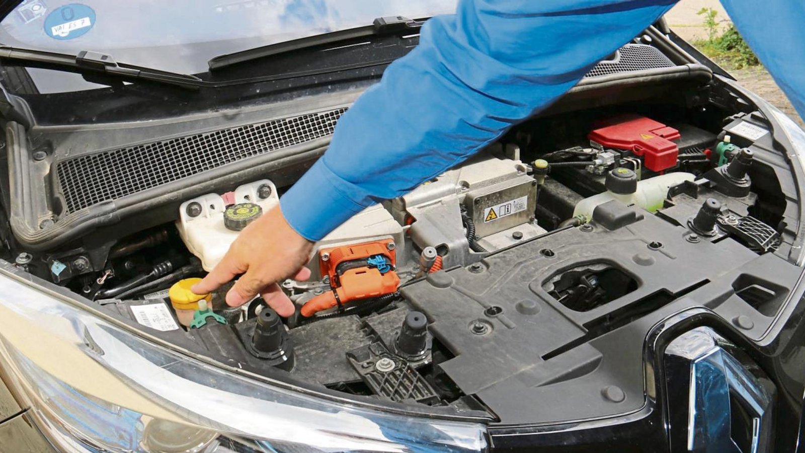 Unspektakulärer Blick in den Motorraum eines Elektroautos – lediglich das Wasser für die Wischanlage muss hin und wieder nachgefüllt werden.  Fotos: Rücker Unspektakulärer Blick in den Motorraum eines Elektroautos – lediglich das Wasser für die Wischanlage muss hin und wieder nachgefüllt werden.  Fotos: Rücker