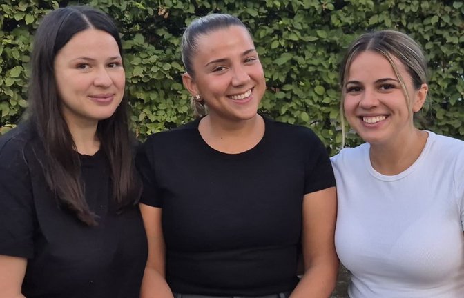 Drei Schwestern, eine Leidenschaft:&nbsp; Shefkije, Edona und Jehona Kuqi (von links) spielen Handball beim SV Fellbach.<span class='image-autor'>Susanne Degel</span>