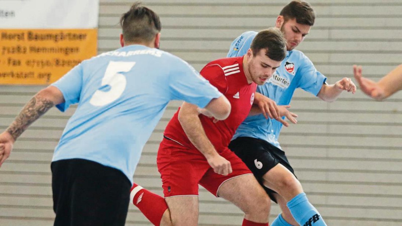 Arne Körner (Mitte) geht in Zukunft für den SV Illingen und nicht mehr für den Bezirksligisten TSV Phönix Lomersheim auf Torejagd. Foto: Baumann Arne Körner (Mitte) geht in Zukunft für den SV Illingen und nicht mehr für den Bezirksligisten TSV Phönix Lomersheim auf Torejagd. Foto: Baumann