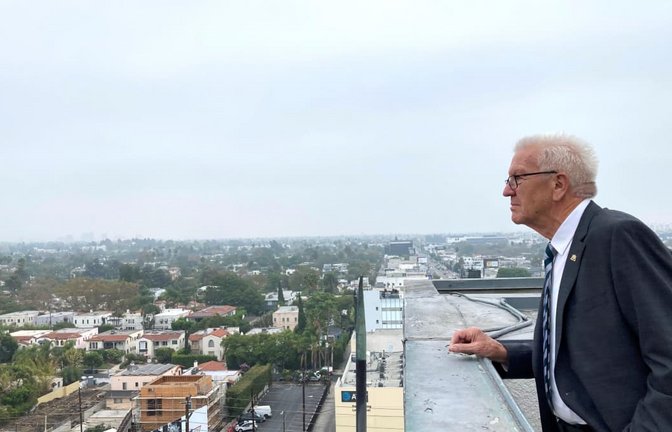 Der einstige Ministerpräsident Winfried Kretschmann (Grüne) beim Besuch im Oktober 2022 in den USA, hier auf der Dachterrasse eines Hotels in Beverly Hills in Los Angeles.<span class='image-autor'>Theo Westermann</span>