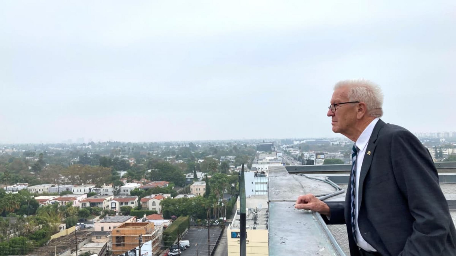 Der einstige Ministerpräsident Winfried Kretschmann (Grüne) beim Besuch im Oktober 2022 in den USA, hier auf der Dachterrasse eines Hotels in Beverly Hills in Los Angeles.Theo Westermann Der einstige Ministerpräsident Winfried Kretschmann (Grüne) beim Besuch im Oktober 2022 in den USA, hier auf der Dachterrasse eines Hotels in Beverly Hills in Los Angeles.Theo Westermann