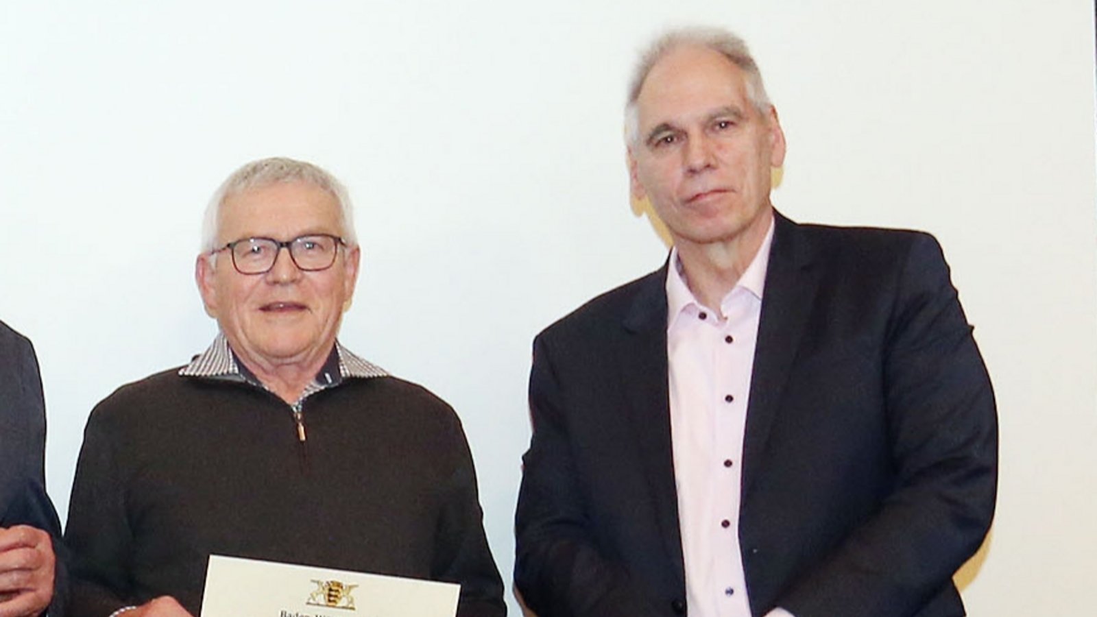 Dr. Ulrich Dura vom Regierungspräsidium (rechts) überreicht den Goldenen Meisterbrief an Kurt Häberle.