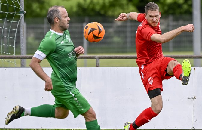 Der Horrheimer Sascha Berger (rechts) klärt vor seinem Kleinglattbacher Gegenspieler Philipp Gutjahr. <span class='image-autor'>Foto: Leitner</span>