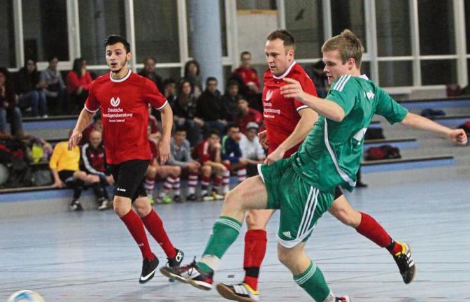 Iptingens Julian Dertinger (rechts) zieht ab. Im Finale wurde der Siegeszug des SVI allerdings gestoppt. Die Ipringer verloren gegen die SF Mühlacker mit 1:4. Foto: Nachreiner