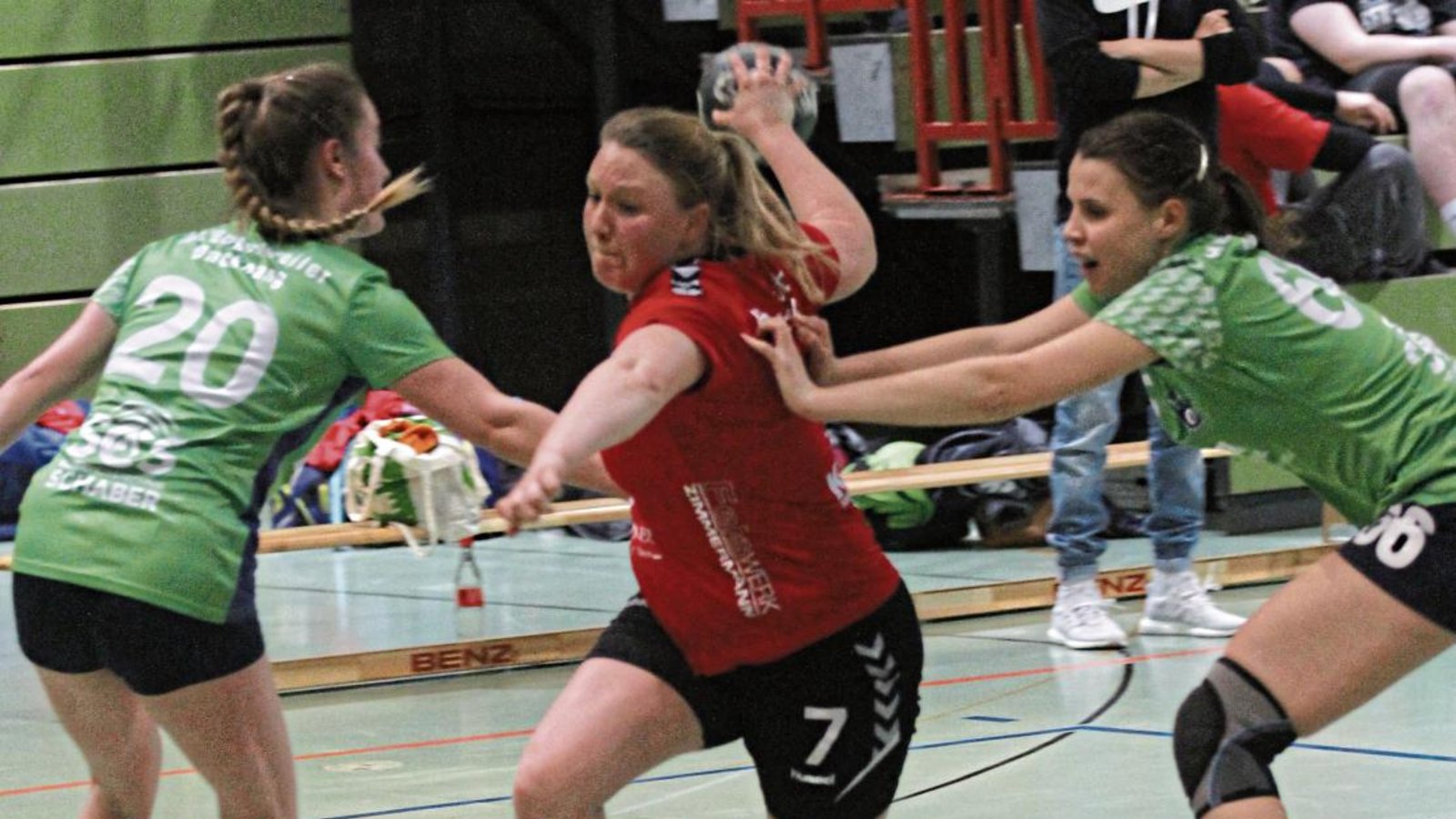 Noch ein Spiel lang mit vollem Zug zum Korb: Lisa Schwarz (Mitte) Foto: Nachreiner Noch ein Spiel lang mit vollem Zug zum Korb: Lisa Schwarz (Mitte) Foto: Nachreiner