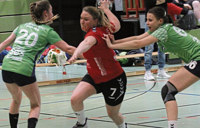 Noch ein Spiel lang mit vollem Zug zum Korb: Lisa Schwarz (Mitte) Foto: Nachreiner