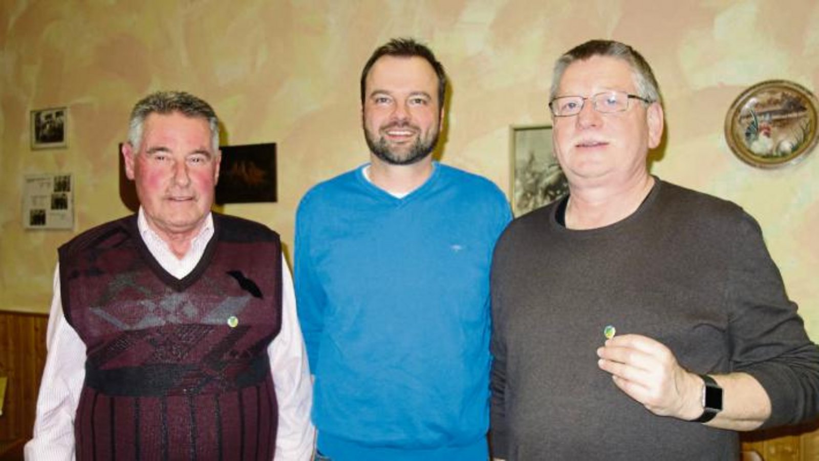 Gerhard Müller (links) und Frank Behre (rechts) wurden vom ersten Vorsitzenden Marco Mannhardt mit der Vereinsehrennadel in Silber ausgezeichnet. Foto: p Gerhard Müller (links) und Frank Behre (rechts) wurden vom ersten Vorsitzenden Marco Mannhardt mit der Vereinsehrennadel in Silber ausgezeichnet. Foto: p