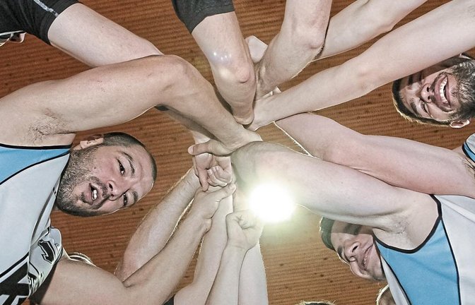 Jubel über die Meisterschaft: Themis Koupidis (links) hat mit der BSG Vaihingen/Sachsenheim den Aufstieg in die Oberliga geschafft.   Foto: Simecek