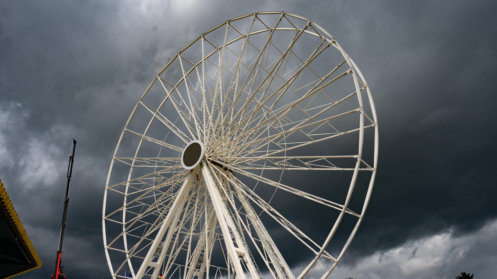 Jetzt muss nur noch das Wetter mitspielen: Das Riesenrad für den Vaihinger Maientag wird aufgebaut. Foto: Herth Jetzt muss nur noch das Wetter mitspielen: Das Riesenrad für den Vaihinger Maientag wird aufgebaut. Foto: Herth