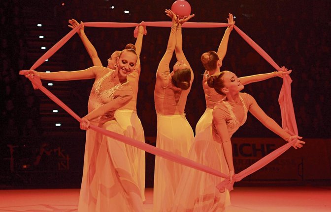 Die Gymnastinnen des SKV Tabea (links) und die wirbelnden Artisten der französischen Gruppe Lift (rechts) gehören zum abwechslungsreichen Showprogramm der Turngala, die ab dem 28. Dezember auf Tour durchs Ländle geht. Fotos: TSF