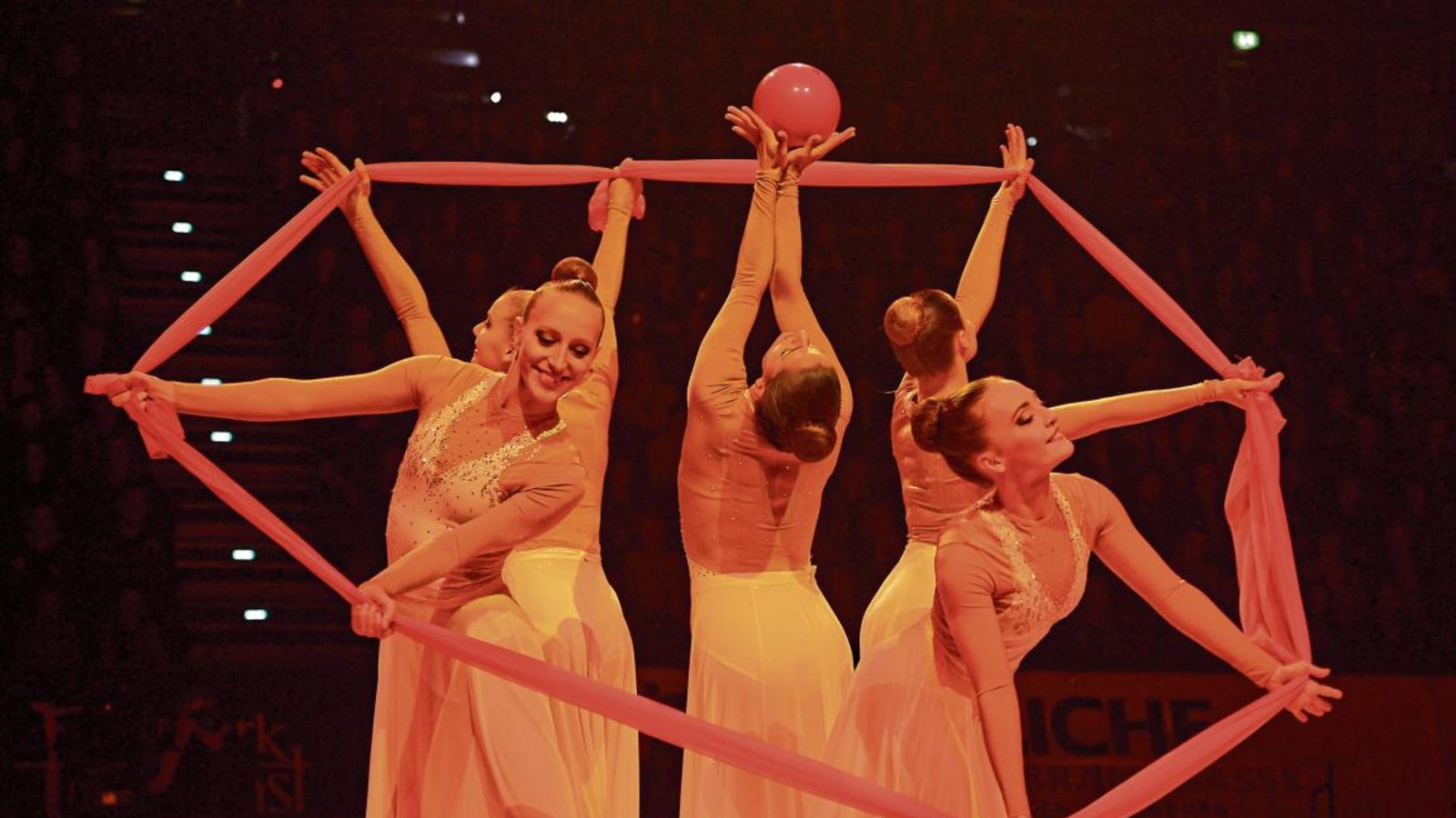 Die Gymnastinnen des SKV Tabea (links) und die wirbelnden Artisten der französischen Gruppe Lift (rechts) gehören zum abwechslungsreichen Showprogramm der Turngala, die ab dem 28. Dezember auf Tour durchs Ländle geht. Fotos: TSF Die Gymnastinnen des SKV Tabea (links) und die wirbelnden Artisten der französischen Gruppe Lift (rechts) gehören zum abwechslungsreichen Showprogramm der Turngala, die ab dem 28. Dezember auf Tour durchs Ländle geht. Fotos: TSF