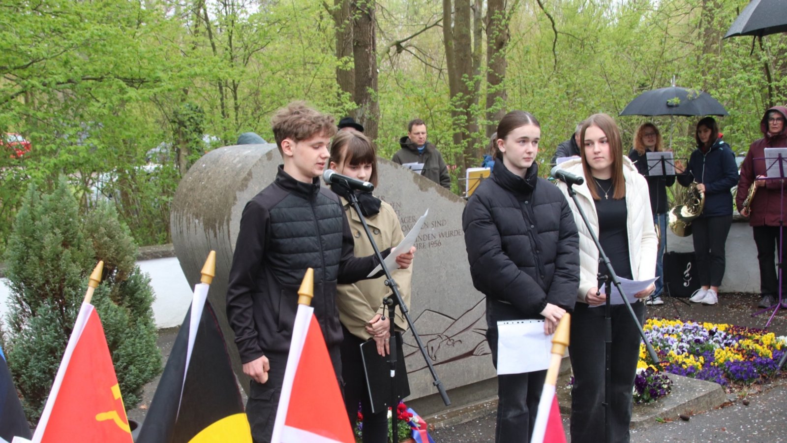 Schülerinnen und Schüler des Friedrich-Abel-Gymnasiums tragen Gedanken zu Befreiung und Freiheit vor.