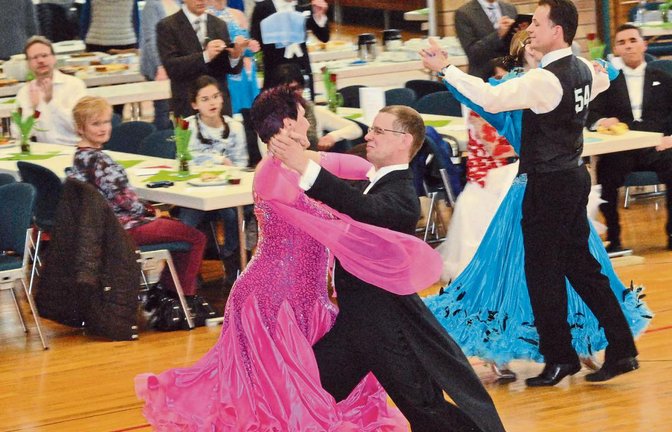 Nach Platz drei bei den Senioren II B steigen Hans-Peter und Cornelia Lechermann (vorne) in die A-Klasse auf. Foto: Stahlfeld