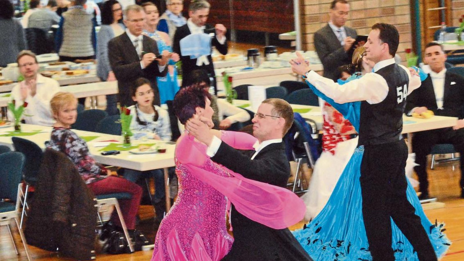 Nach Platz drei bei den Senioren II B steigen Hans-Peter und Cornelia Lechermann (vorne) in die A-Klasse auf. Foto: Stahlfeld Nach Platz drei bei den Senioren II B steigen Hans-Peter und Cornelia Lechermann (vorne) in die A-Klasse auf. Foto: Stahlfeld
