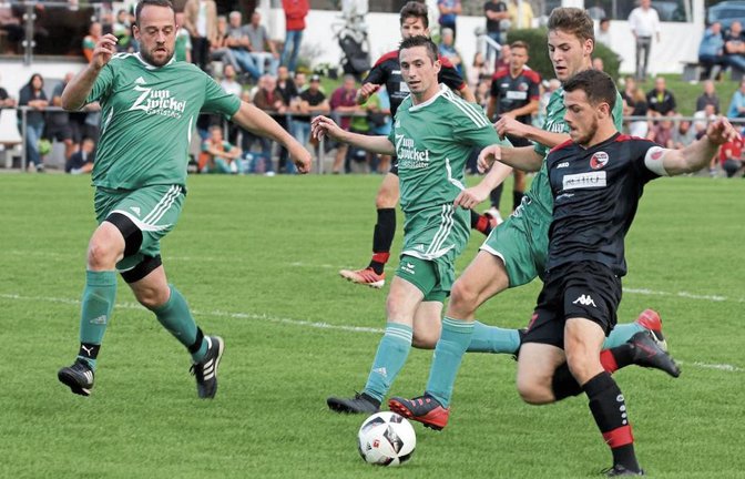 Eine vielbeinige Iptinger Abwehr stemmt sich hier dem TSV Wiernsheim entgegen. Am Ende stand ein 3:2, aber doch der letzte Platz.   Foto: Küppers