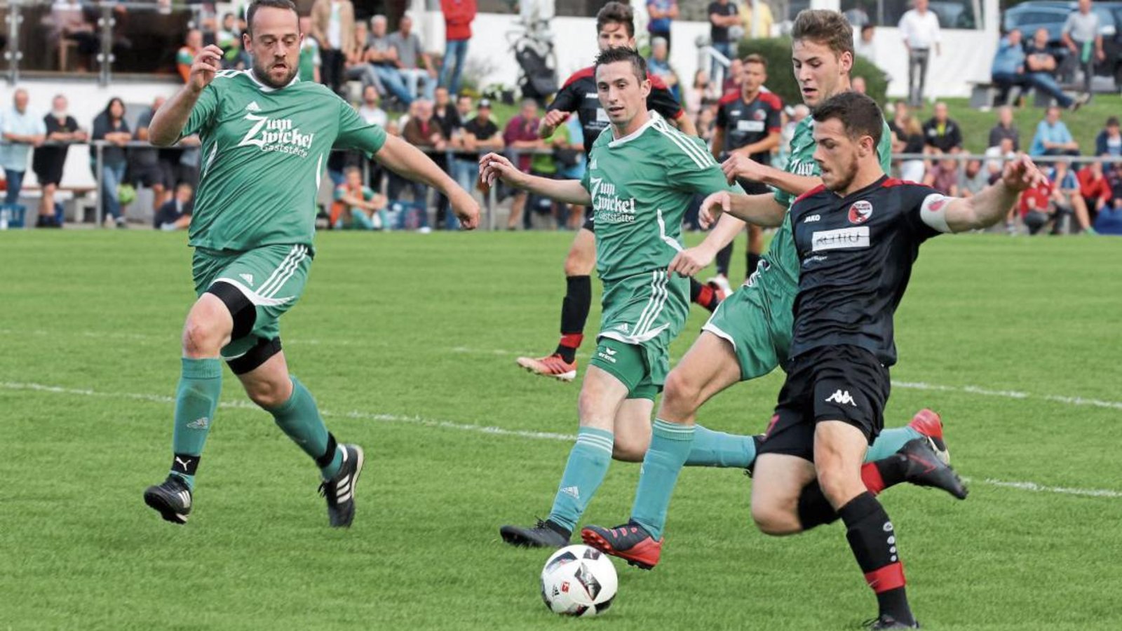 Eine vielbeinige Iptinger Abwehr stemmt sich hier dem TSV Wiernsheim entgegen. Am Ende stand ein 3:2, aber doch der letzte Platz. Foto: Küppers Eine vielbeinige Iptinger Abwehr stemmt sich hier dem TSV Wiernsheim entgegen. Am Ende stand ein 3:2, aber doch der letzte Platz. Foto: Küppers