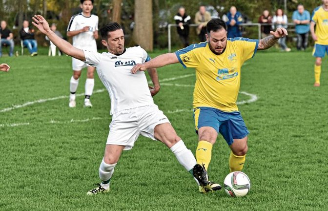 Sersheims Ibrahim Capkin (links) nimmt Riets Pasquale Arena den Ball ab Foto: Leitner