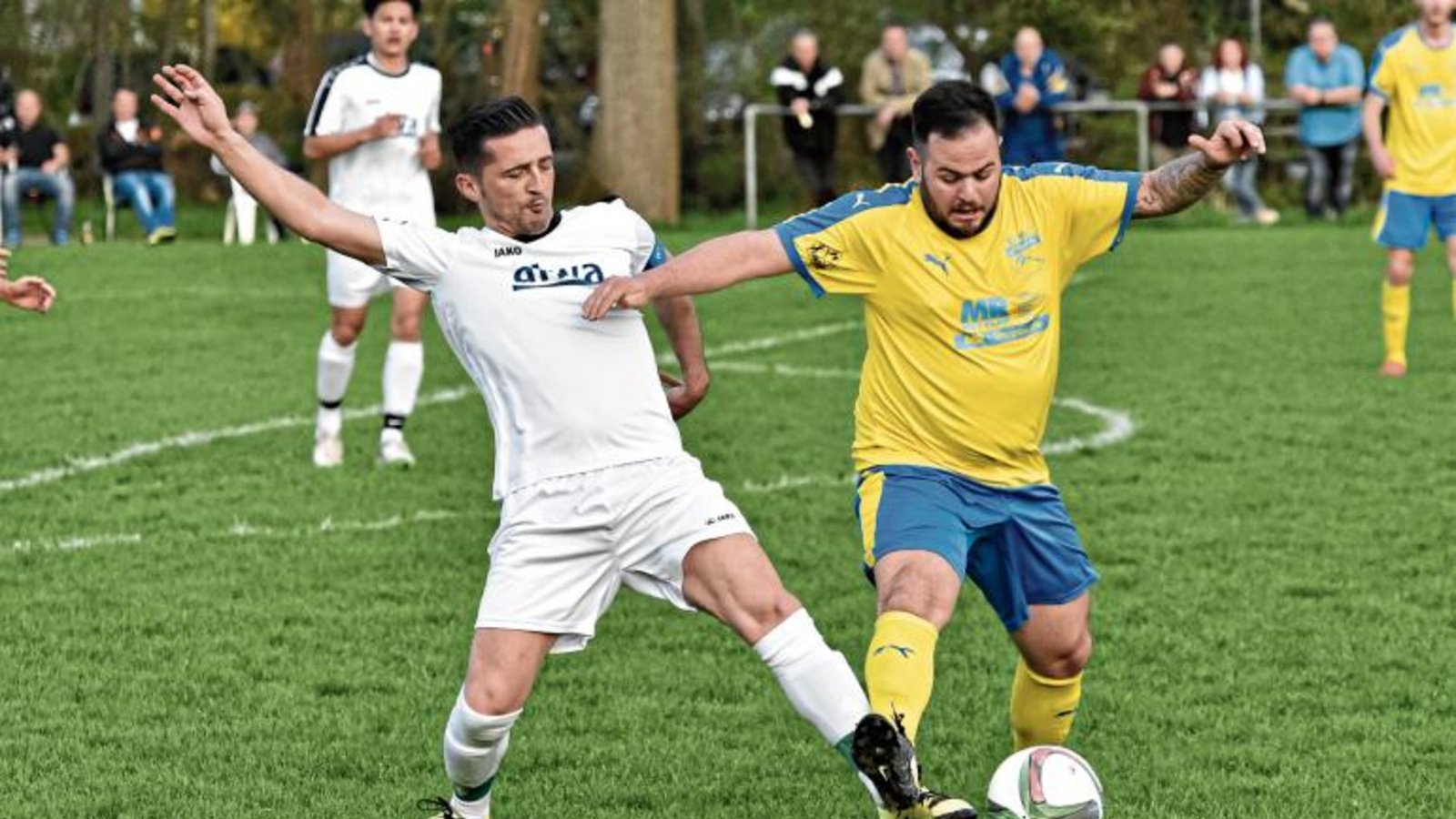 Sersheims Ibrahim Capkin (links) nimmt Riets Pasquale Arena den Ball ab Foto: Leitner Sersheims Ibrahim Capkin (links) nimmt Riets Pasquale Arena den Ball ab Foto: Leitner