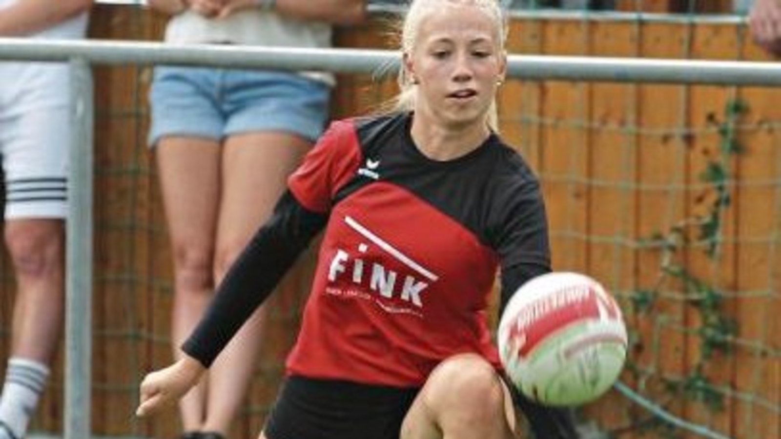 Lena Schiller war schon bei der süddeutschen Meisterschaft der U 18 eine Bank in der Abwehr für die Vaihingerinnen. Foto: Nachreiner Lena Schiller war schon bei der süddeutschen Meisterschaft der U 18 eine Bank in der Abwehr für die Vaihingerinnen. Foto: Nachreiner