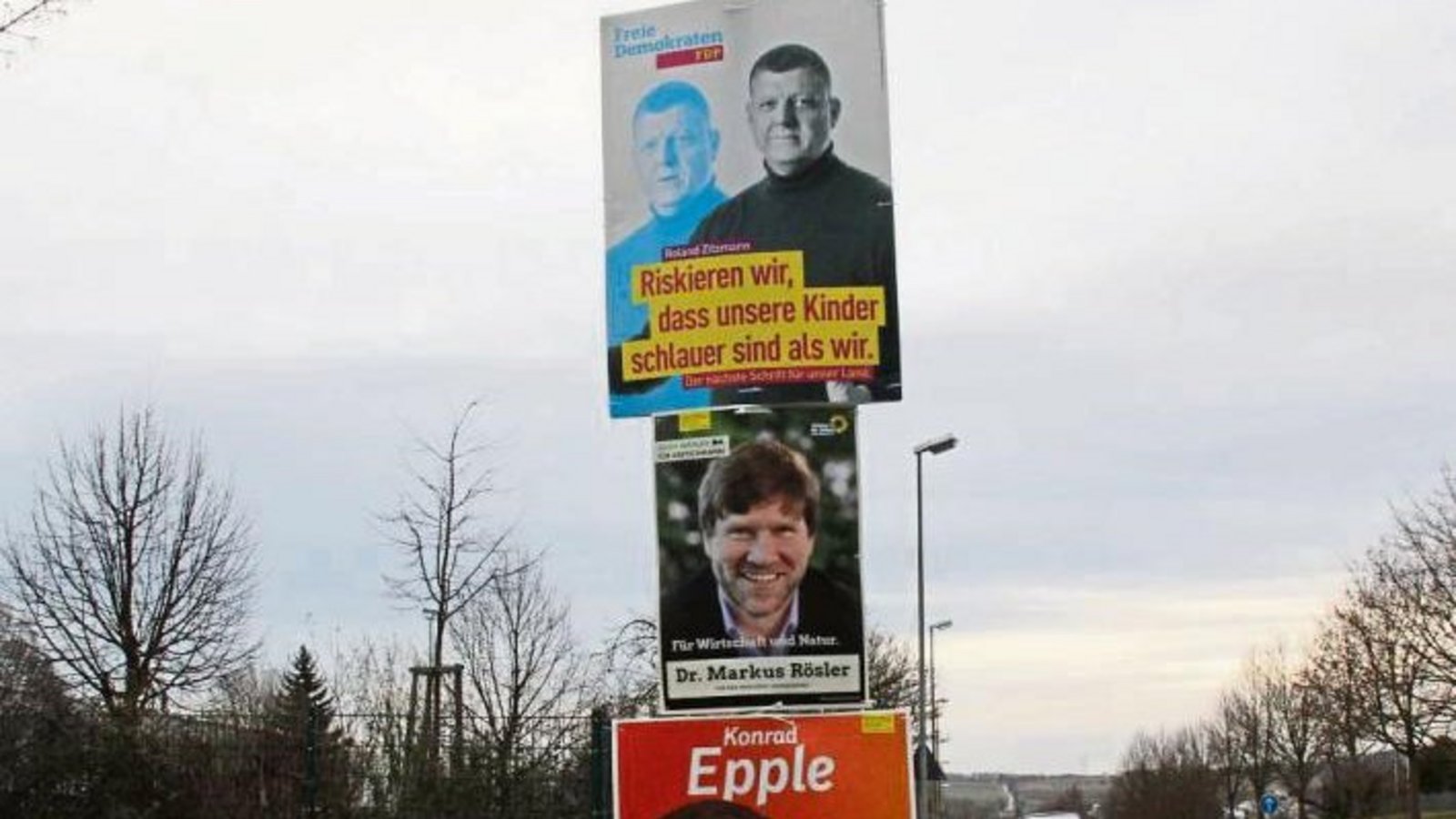 In den Schwitzkasten genommen oder zärtlich umarmt? Auf den Plakaten zur Landtagswahl in Baden-Württemberg umgarnen Konrad Epple (CDU) und Roland Zitzmann (FDP) an der Stuttgarter Straße in Vaihingen Dr. Markus Rösler (Die Grünen). Foto: Rostek In den Schwitzkasten genommen oder zärtlich umarmt? Auf den Plakaten zur Landtagswahl in Baden-Württemberg umgarnen Konrad Epple (CDU) und Roland Zitzmann (FDP) an der Stuttgarter Straße in Vaihingen Dr. Markus Rösler (Die Grünen). Foto: Rostek