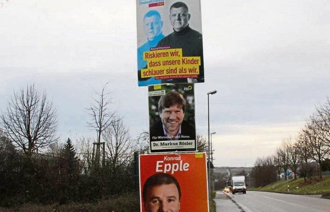 In den Schwitzkasten genommen oder zärtlich umarmt? Auf den Plakaten zur Landtagswahl in Baden-Württemberg umgarnen Konrad Epple (CDU) und Roland Zitzmann (FDP) an der Stuttgarter Straße in Vaihingen Dr. Markus Rösler (Die Grünen).  Foto: Rostek