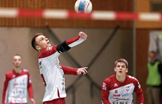 Jaro Jungclaussen (links vorne) beim Zuspiel auf Jakob Kilpper – die Position des Angreifers bleibt dennoch die Baustelle beim TVV. Foto: Küppers