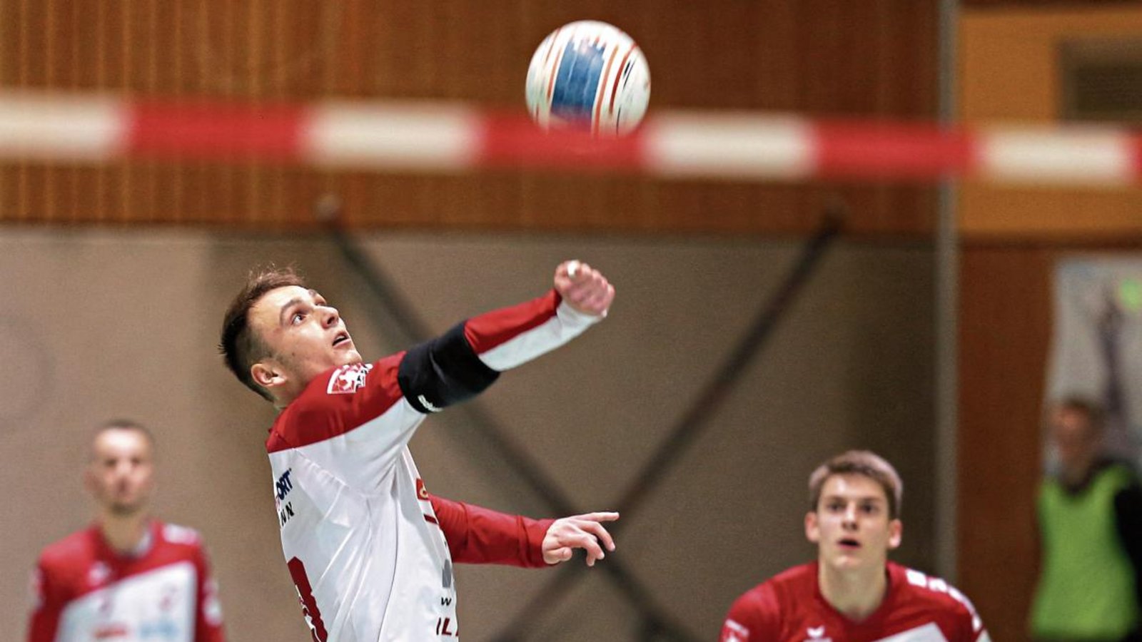 Jaro Jungclaussen (links vorne) beim Zuspiel auf Jakob Kilpper – die Position des Angreifers bleibt dennoch die Baustelle beim TVV. Foto: Küppers Jaro Jungclaussen (links vorne) beim Zuspiel auf Jakob Kilpper – die Position des Angreifers bleibt dennoch die Baustelle beim TVV. Foto: Küppers