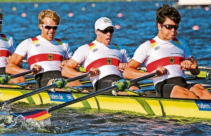 „Dass wir Gold holen, hätte ich nie gedacht“, sagt Florian Roller (Zweiter von links), zwischen Schlagmann Cedric Kulbach, Patrik Stöcker und Johannes Ursprung (von links).  Foto: Quickert