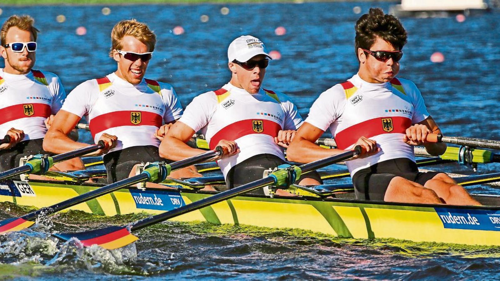 „Dass wir Gold holen, hätte ich nie gedacht“, sagt Florian Roller (Zweiter von links), zwischen Schlagmann Cedric Kulbach, Patrik Stöcker und Johannes Ursprung (von links). Foto: Quickert „Dass wir Gold holen, hätte ich nie gedacht“, sagt Florian Roller (Zweiter von links), zwischen Schlagmann Cedric Kulbach, Patrik Stöcker und Johannes Ursprung (von links). Foto: Quickert