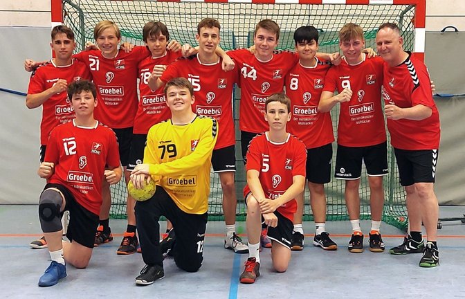 Die B-Jugend des HC Metter-Enz mit (stehend von links) Luis Bergow, Finn Engel, Luis Castan, Tim Hausmann, Mark Fiedler, Dominik Schuler, Florian Hein, Aaron Abdalla, Felix Bauer, Nicolas Czernoch, Nevio Intini, Filip Bilandzija, Noah Bauer, Jakob Leitz, Christian Auchter, Daniel Keuerleber, Laurenz Brüx, Marcel Södenaa-Defourny und Muhamed Alinak hat ihre Qualifikationsgruppe zur Bezirksliga ohne Niederlage gewonnen. <span class='image-autor'>Foto: privat</span>