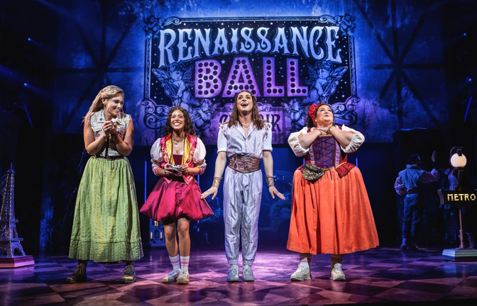 Wer braucht schon Shakespeare? Wer braucht schon Romeo? Sabrina Weckerlin (Anne Hathaway/April), Sebeya (Julia), Ibi (May) und Jacqueline Braun (Amme/Angelique) bei der Stuttgart-Premiere von „&amp; Julia“<span class='image-autor'>Stage Entertainment/Johan Persson</span>
