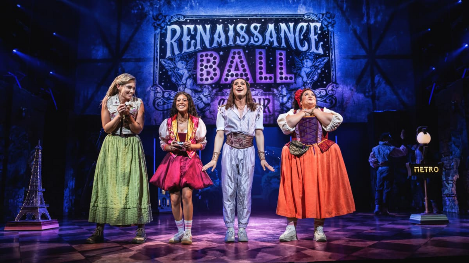 Wer braucht schon Shakespeare? Wer braucht schon Romeo? Sabrina Weckerlin (Anne Hathaway/April), Sebeya (Julia), Ibi (May) und Jacqueline Braun (Amme/Angelique) bei der Stuttgart-Premiere von „& Julia“Stage Entertainment/Johan Persson Wer braucht schon Shakespeare? Wer braucht schon Romeo? Sabrina Weckerlin (Anne Hathaway/April), Sebeya (Julia), Ibi (May) und Jacqueline Braun (Amme/Angelique) bei der Stuttgart-Premiere von „& Julia“Stage Entertainment/Johan Persson