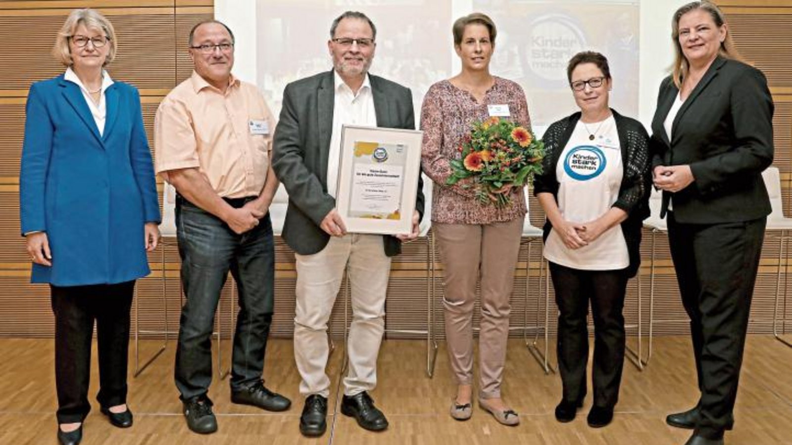 Die Leiterin der Bundeszentrale für gesundheitliche Aufklärung (BZgA) Heidrun Thaiss (links) und die Parlamentarischen Staatssekretärin beim Bundesminister für Gesundheit Sabine Weiss (rechts) zeichnen die Delegation des TV Sersheim mit (Mitte von links) Sieghard Geske, Gerd Kurfiss, Simone Gast und Karin Geske aus. Foto: Kobow/BZgA Die Leiterin der Bundeszentrale für gesundheitliche Aufklärung (BZgA) Heidrun Thaiss (links) und die Parlamentarischen Staatssekretärin beim Bundesminister für Gesundheit Sabine Weiss (rechts) zeichnen die Delegation des TV Sersheim mit (Mitte von links) Sieghard Geske, Gerd Kurfiss, Simone Gast und Karin Geske aus. Foto: Kobow/BZgA