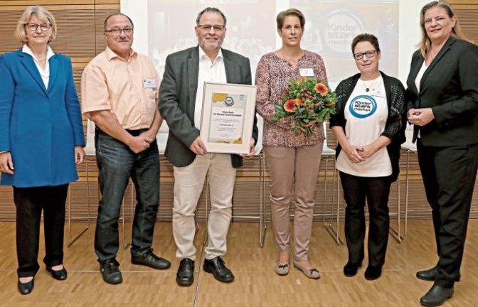 Die Leiterin der Bundeszentrale für gesundheitliche Aufklärung (BZgA) Heidrun Thaiss (links) und die Parlamentarischen Staatssekretärin beim Bundesminister für Gesundheit Sabine Weiss (rechts) zeichnen die Delegation des TV Sersheim mit (Mitte von links) Sieghard Geske, Gerd Kurfiss, Simone Gast und Karin Geske aus. Foto: Kobow/BZgA