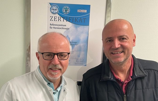 Privatdozent Dr. Gernot Köhler, Präsident der Österreichischen Hernien Gesellschaft (rechts), war zu Besuch bei Prof. Dr. Dieter Birk im RKH-Krankenhaus Bietigheim-Vaihingen. <span class='image-autor'>Foto: p</span>