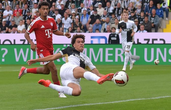 VfB-Leihspieler Noah Darvich (vorne) zeigt im Dress der SV Elversberg gegen die Bayern eine starke Leistung&nbsp;– und ist an vielen Offensivaktionen beteiligt.<span class='image-autor'>IMAGO/Jan Huebner</span>