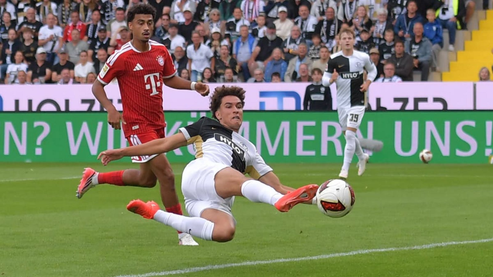 VfB-Leihspieler Noah Darvich (vorne) zeigt im Dress der SV Elversberg gegen die Bayern eine starke Leistung – und ist an vielen Offensivaktionen beteiligt.IMAGO/Jan Huebner VfB-Leihspieler Noah Darvich (vorne) zeigt im Dress der SV Elversberg gegen die Bayern eine starke Leistung – und ist an vielen Offensivaktionen beteiligt.IMAGO/Jan Huebner