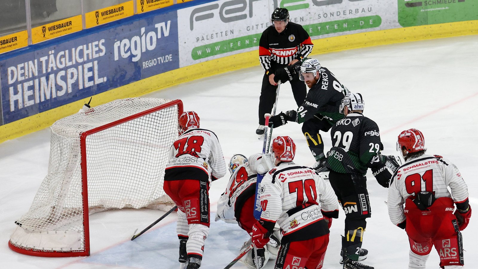 Tyler McNeely (oben) trifft hier zum 3:1 im sechsten Spiel der Best-of-seven-Serie der Steelers gegen die Scorpions. Foto: Baumann