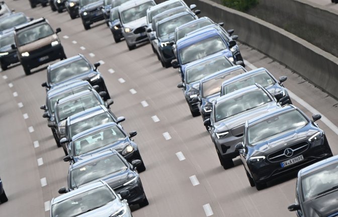 Die Automobilclubs rechnen mit Staus auf Autobahnen in den nächsten Tagen. (Archivbild)<span class='image-autor'>Julian Stratenschulte/dpa</span>